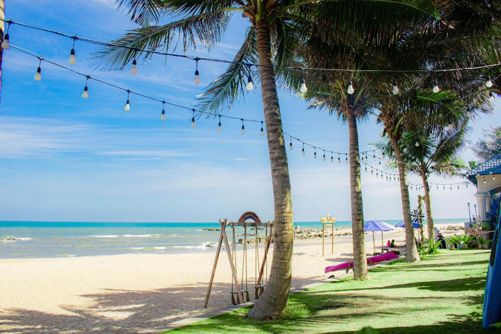 Không gian bên ngoài bãi biển có nhiều góc check-in