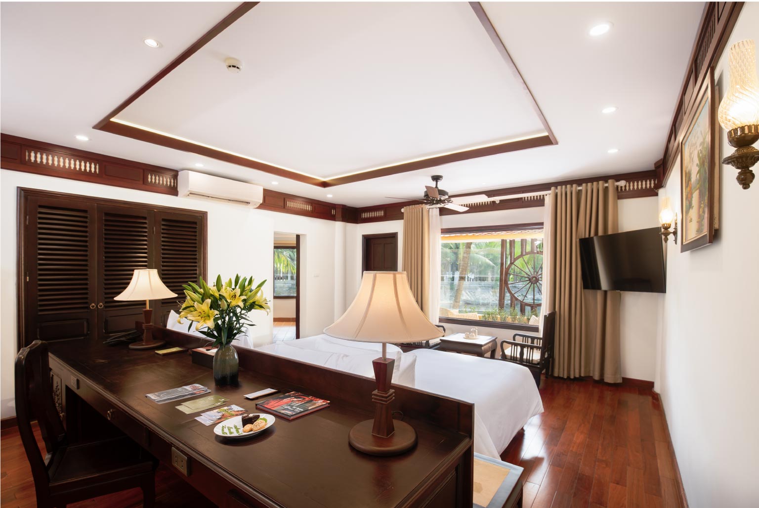 Deluxe Room mang lại không gian sống thông thoáng với ban công rộng rãi biệt lập