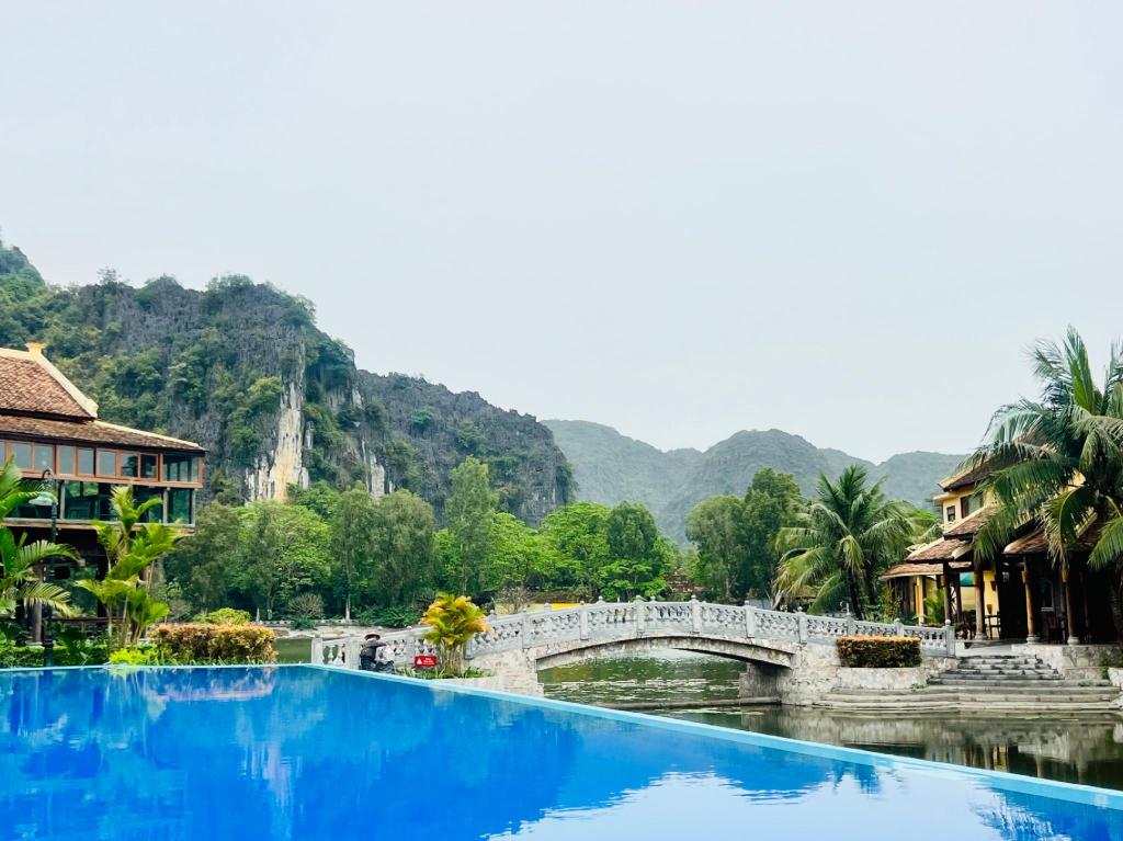 Du khách đối diện trực diện với những vách đá vôi dựng đứng rêu phong hàng triệu năm tuổi