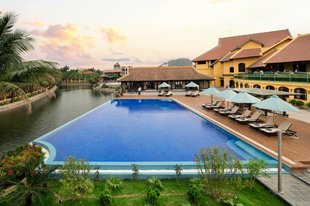 Hồ bơi ngoài trời với làn nước xanh ngắt, trong vắt