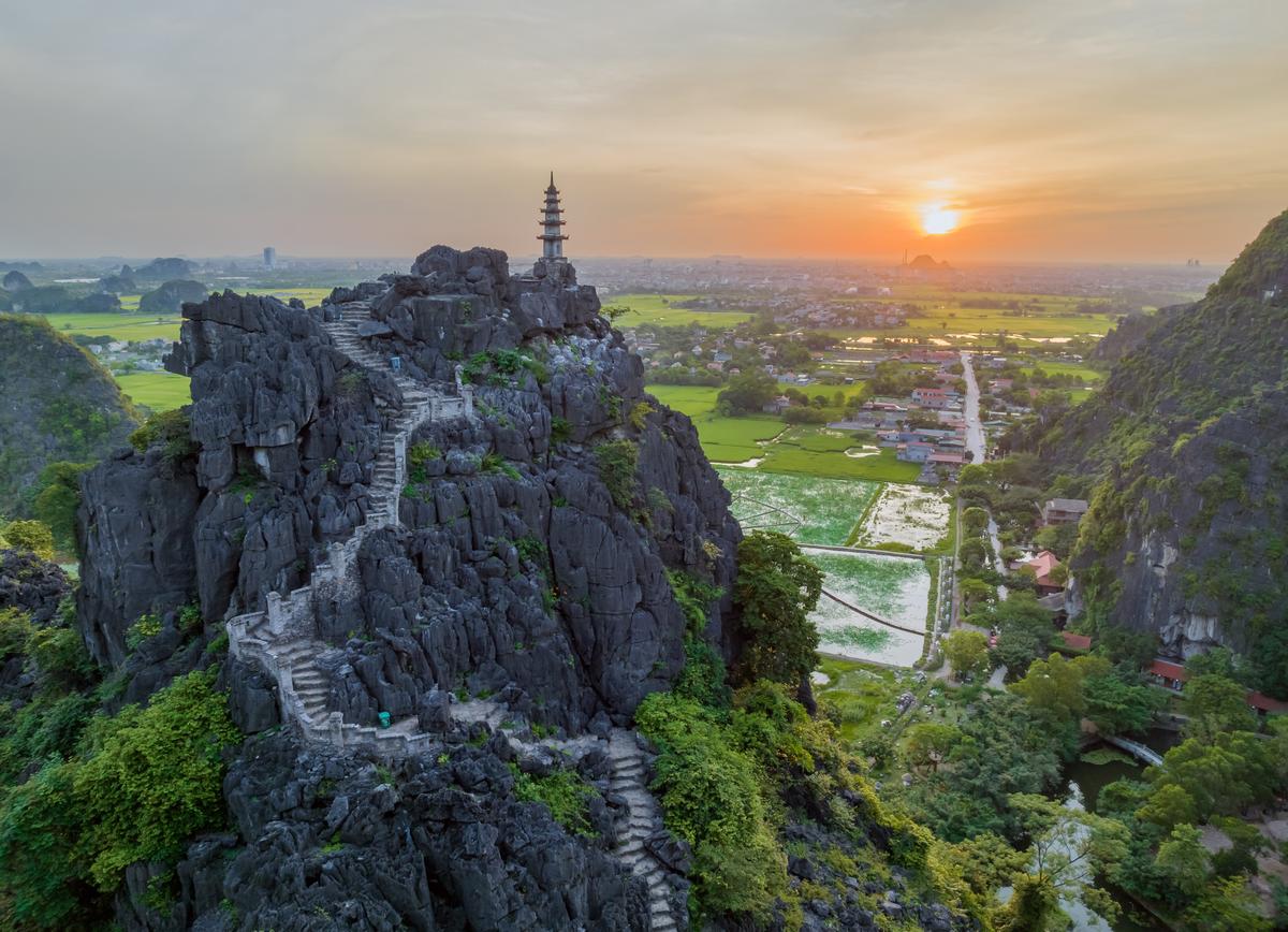 Thử thách vượt qua 486 bậc thang đá để chinh phục đỉnh núi Múa