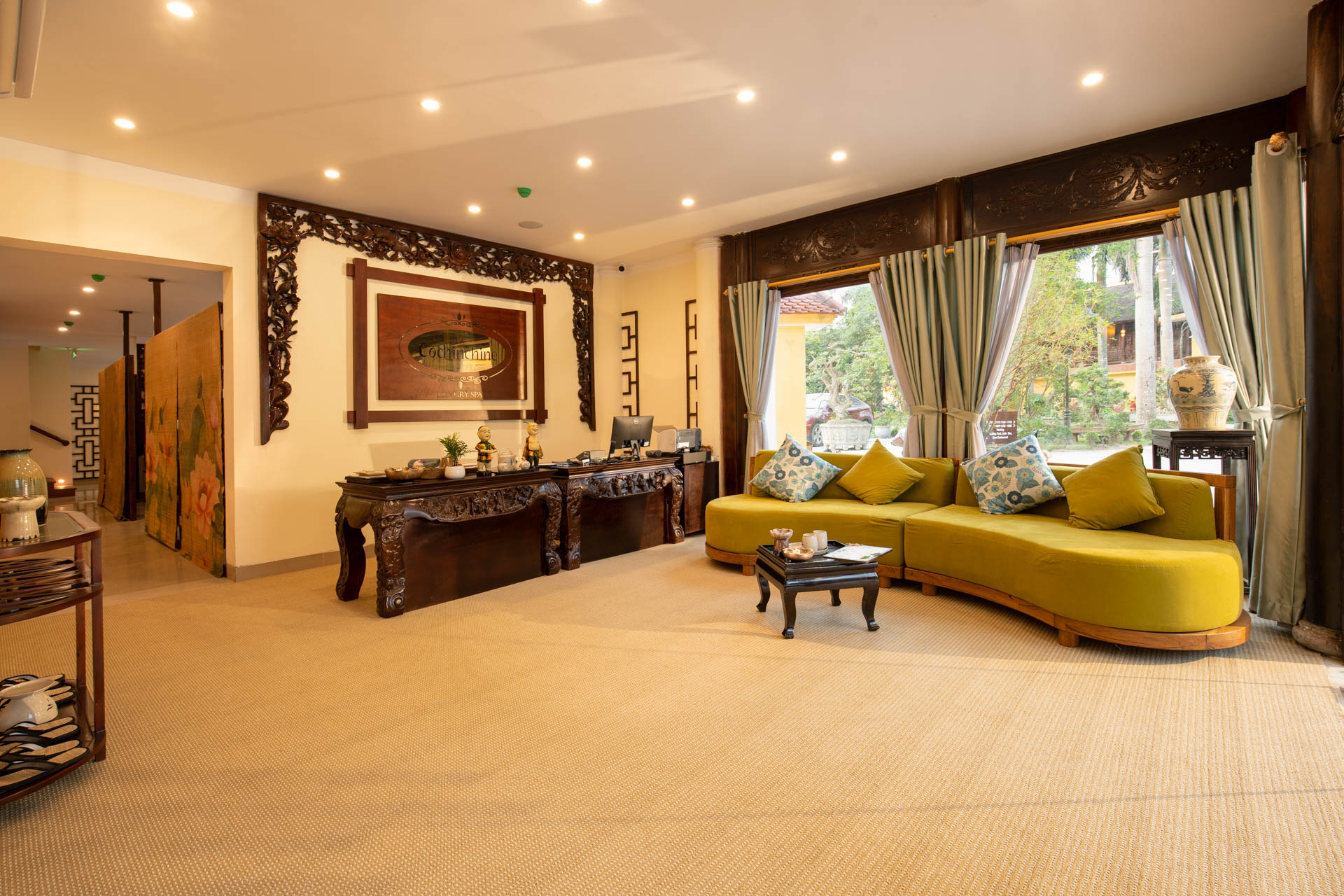 Không gian spa tĩnh lặng thoang thoảng hương tinh dầu sả chanh và các thảo mộc tự nhiên