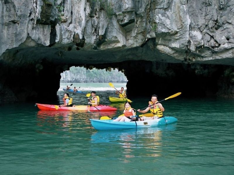 Trải nghiệm trèo truyền kayak ngắm nhìn toàn bộ vịnh Hạ Long