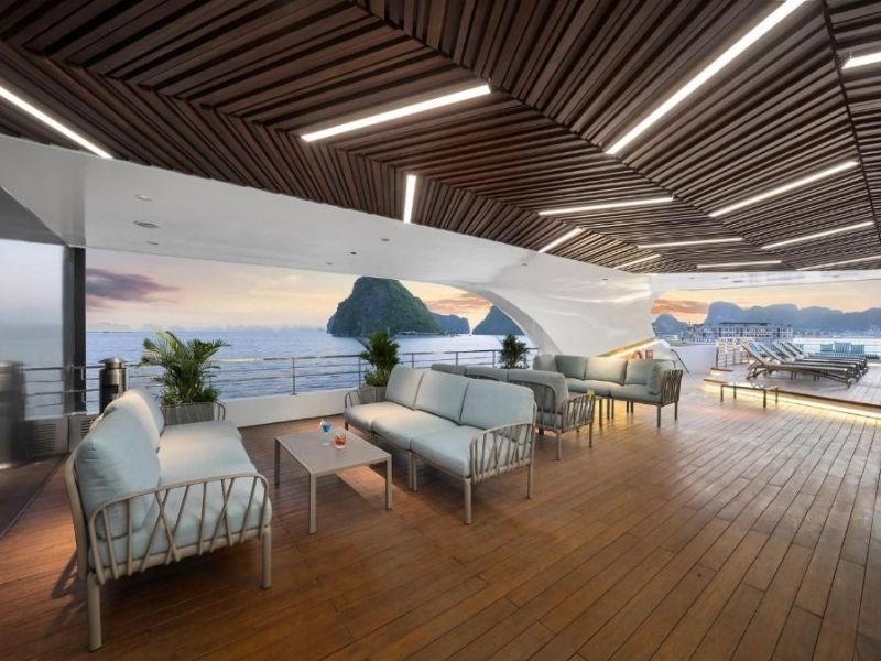 Sundeck ngoài trời với nhiều tiện nghi cho khách hàng