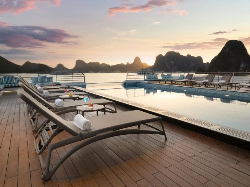 Sandeck ngoài trời cho du khách ngắm hoàng hôn ngay trên Du thuyền Essence Grand