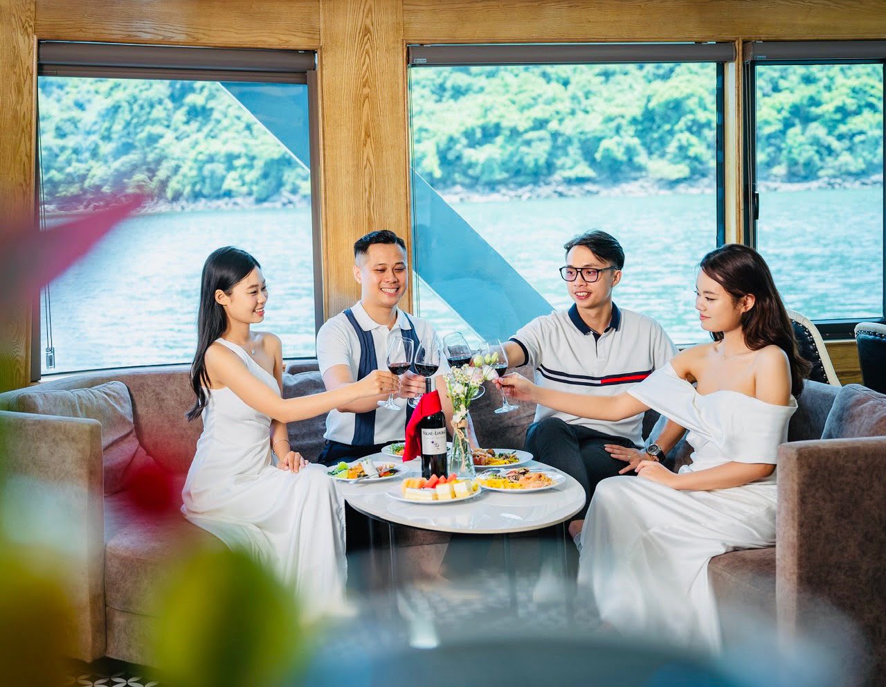 Thưởng thức bữa ăn sang trọng lãng mạn ngay trên du thuyền Heritage Lan Hạ