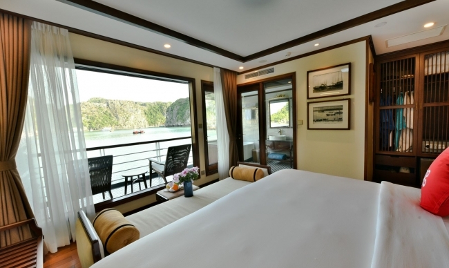 Hạng phòng Ocean Suite với ban công rộng rãi ngắm toàn bộ vịnh Lan Hạ