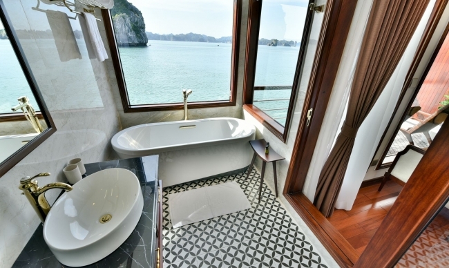 Hạng phòng Captain Suite sang trọng với bồn tắm jacuzzi