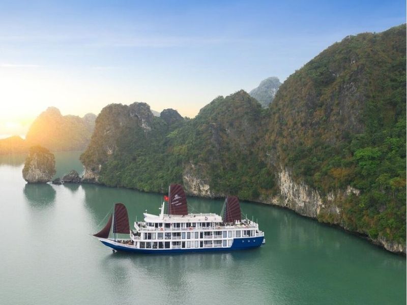 Du thuyền La Pinta hùng vĩ giữa vịnh