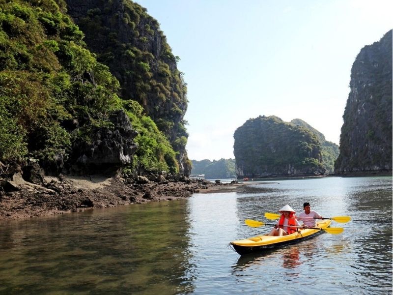 Chèo thuyền Kayak tham quan các địa điểm nổi tiếng