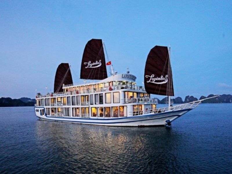 Du thuyền La Pinta đồ sộ giữa vịnh Hạ Long