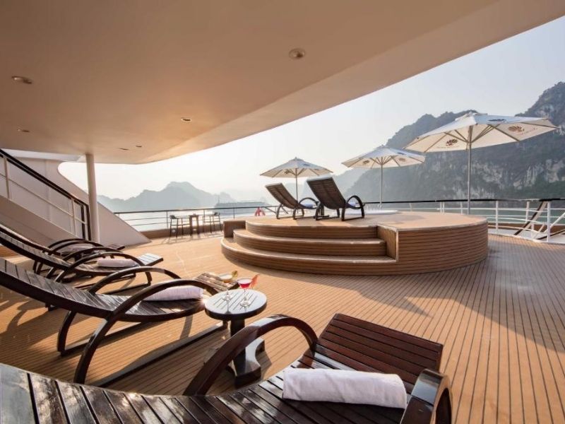 Sundeck ngoài trời ngắm toàn bộ vịnh Lan Hạ