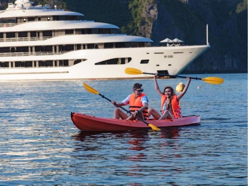 Trải nghiệm trèo thuyền Kayak ngắm vịnh Lan Hạ