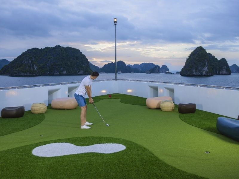Trải nghiệm sân goft mini ngay trên du thuyền Sea Stars