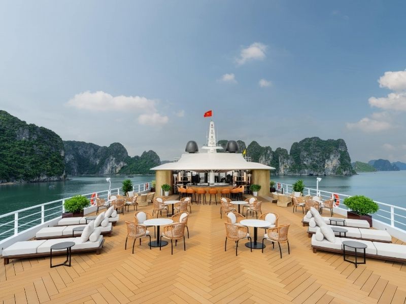 Sundeck ngoài trời cho du khách trải nghiệm trà chiều, nhâm nhi cocktail và ngắm hoàng hôn
