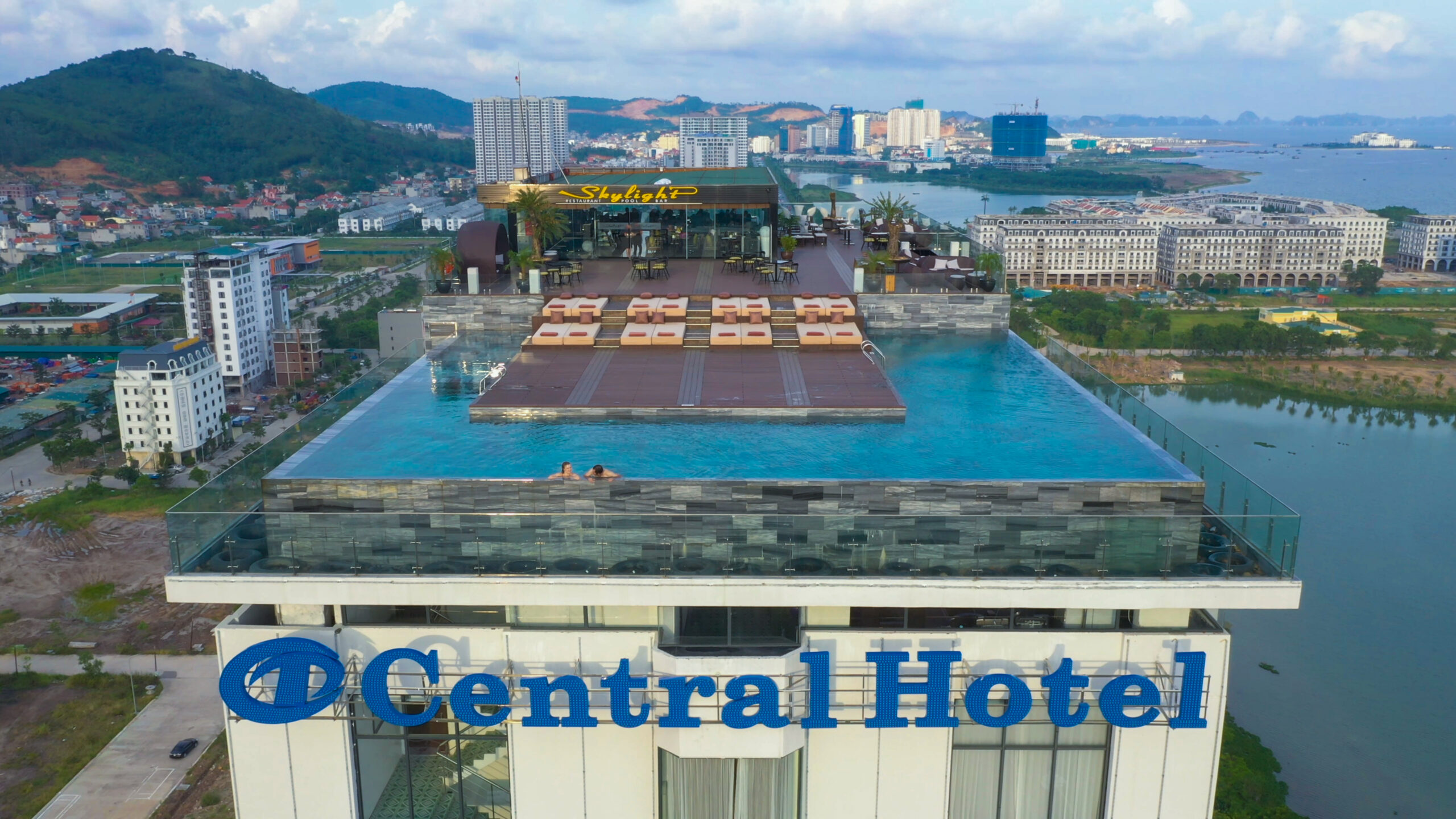 Hồ bơi vô cực ngoài trời trên sân thượng