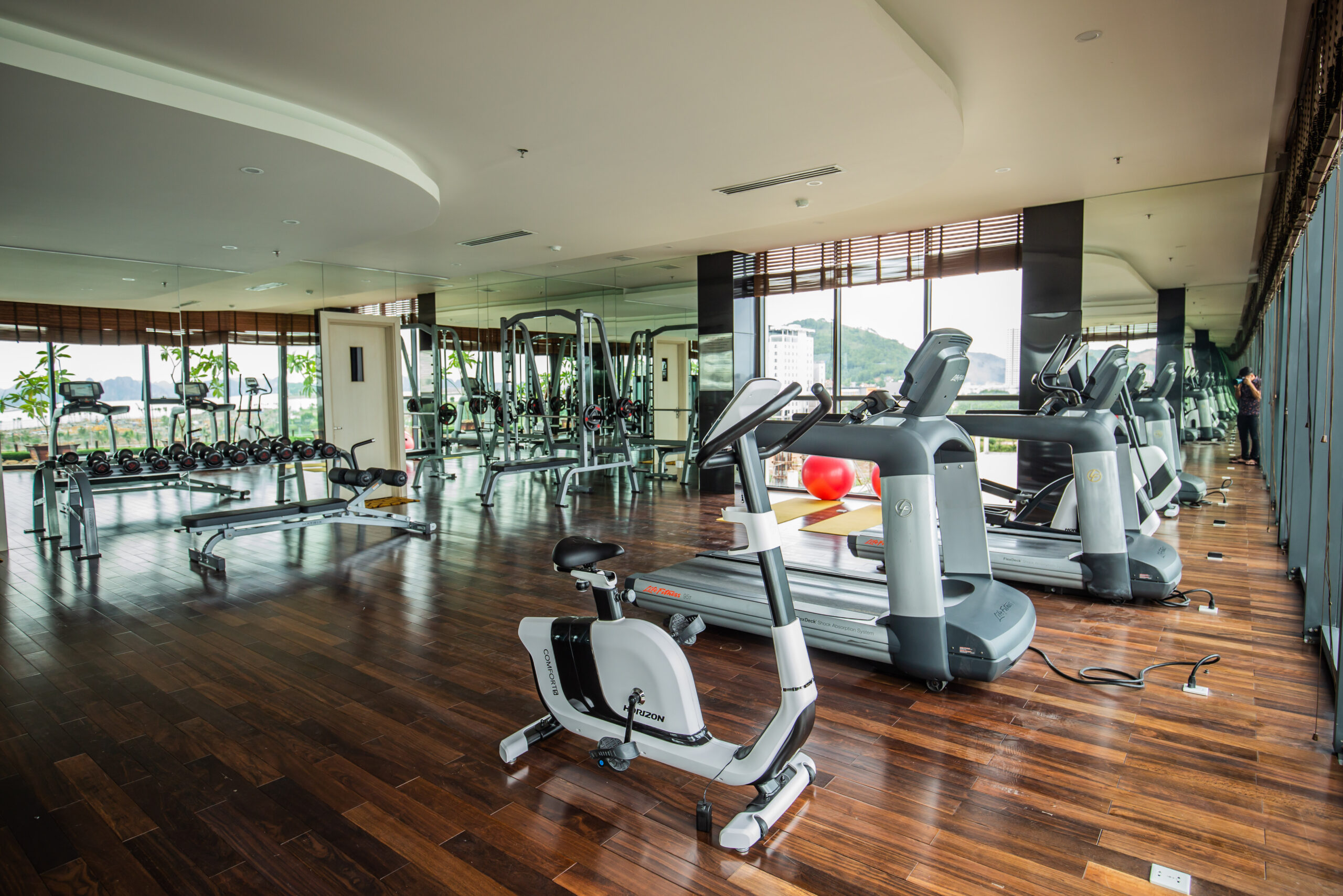 Phòng gym rộng có đa dạng thiết bị