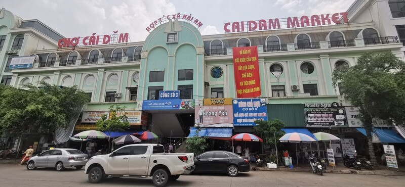 Chợ bày bán đa dạng các loại hải sản tươi sống, hải sản khô, đặc sản Quảng Ninh cùng nhiều mặt hàng phục vụ nhu cầu mua sắm.