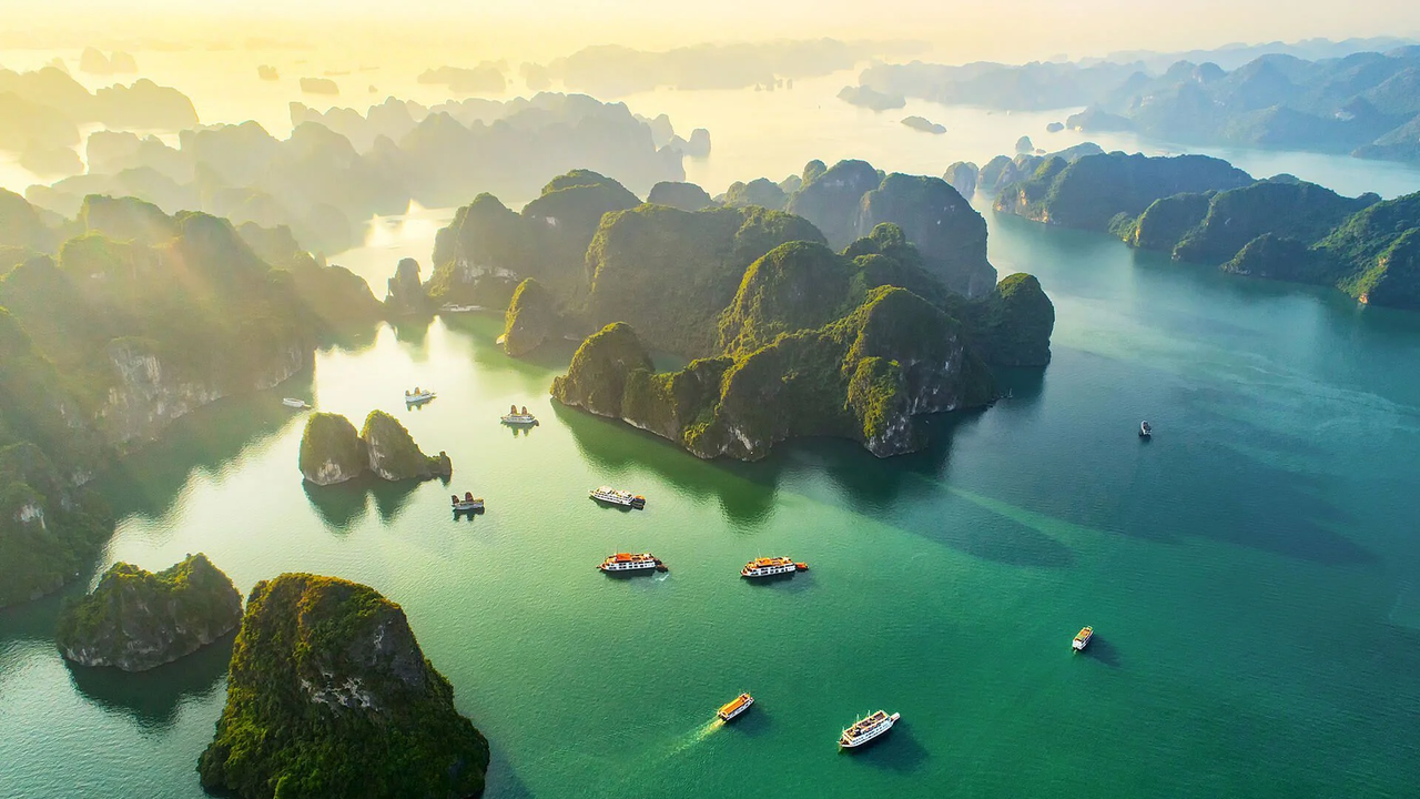 Vịnh Hạ Long là điểm đến nổi tiếng nhất của Quảng Ninh và cũng là một trong những danh thắng được du khách trong và ngoài nước yêu thích.