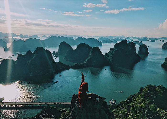 Núi Bài Thơ là một trong những điểm ngắm cảnh đẹp nhất tại Hạ Long, nổi tiếng với tầm nhìn bao quát thành phố và Vịnh Hạ Long từ trên cao.