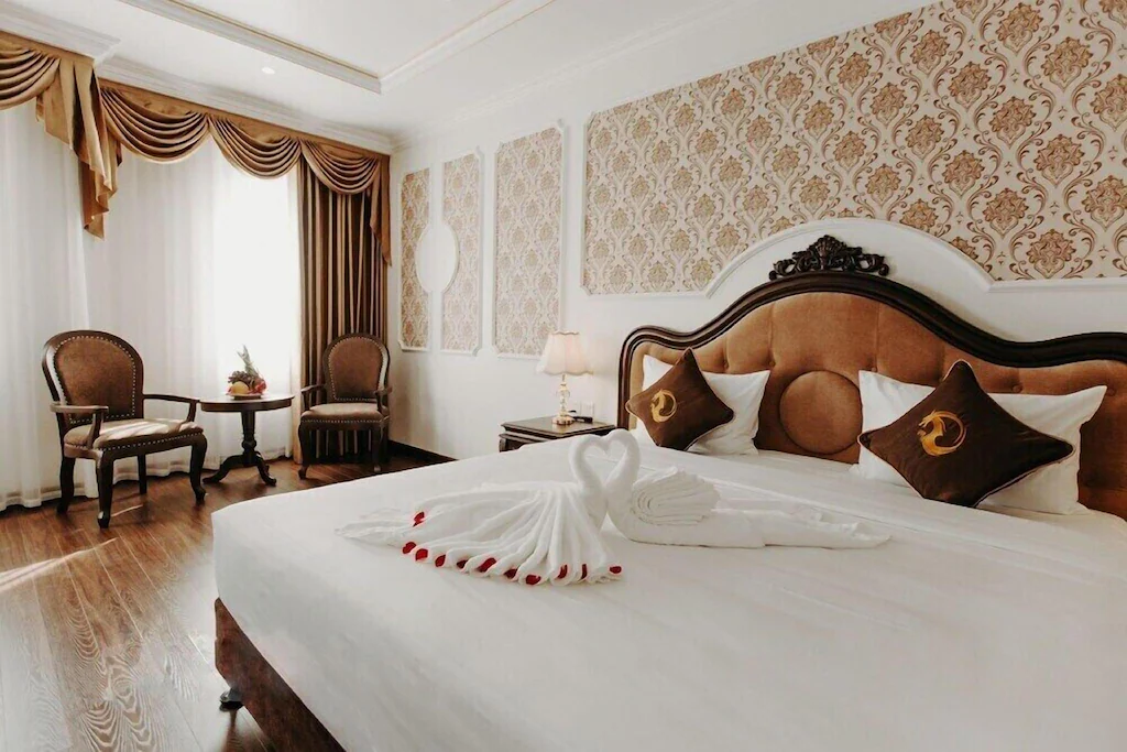 Phòng Deluxe sở hữu không gian rộng rãi hơn, phòng Deluxe được nâng cấp với nội thất cao cấp cùng ô cửa kính lớn đón trọn ánh sáng tự nhiên.
