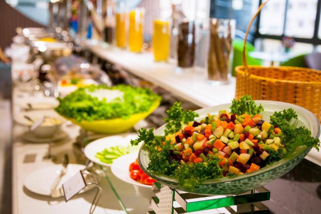 Thực đơn buffet sáng đa dạng, từ các món ăn truyền thống Việt Nam đến ẩm thực Á - Âu
