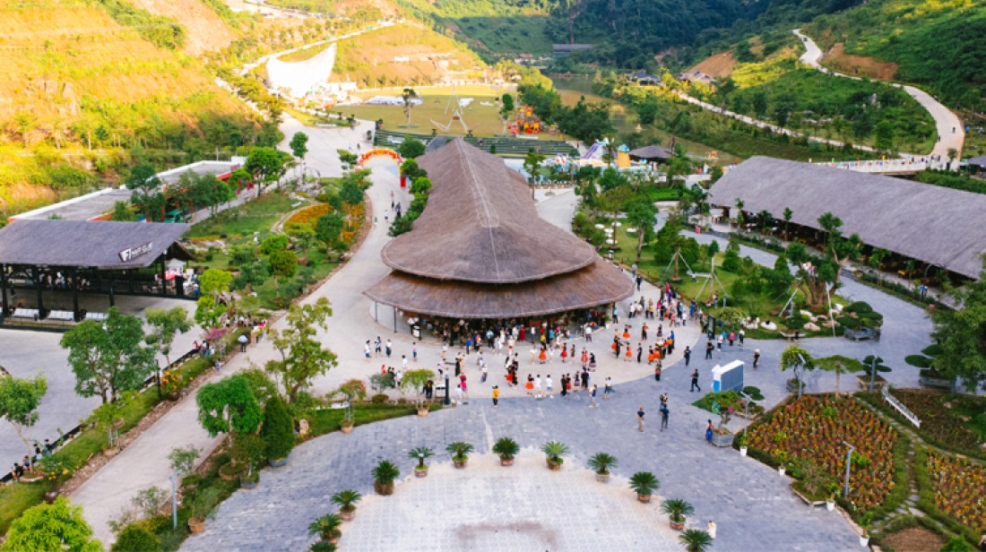 Mộc Châu Island nằm trọn trong một thung lũng biệt lập
