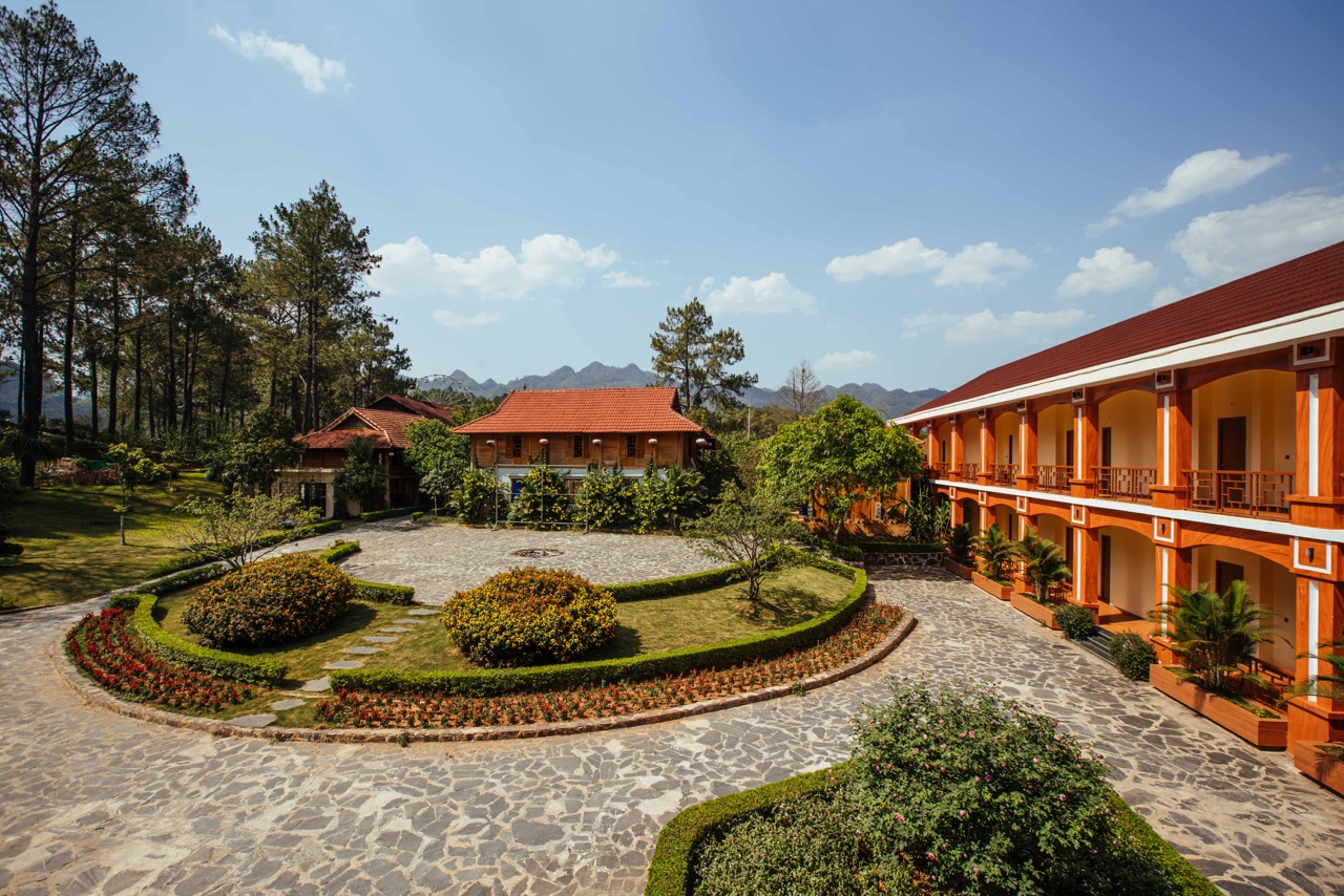 Phoenix Mộc Châu Resort nằm trọn trong khuôn viên danh thắng Rừng thông Bản Áng