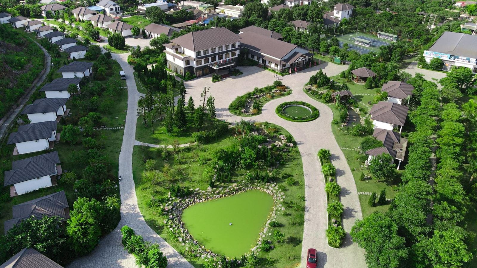 Thảo Nguyên Resort sở hữu vị trí địa lý được ví như trái tim của Khu du lịch quốc gia Mộc Châu