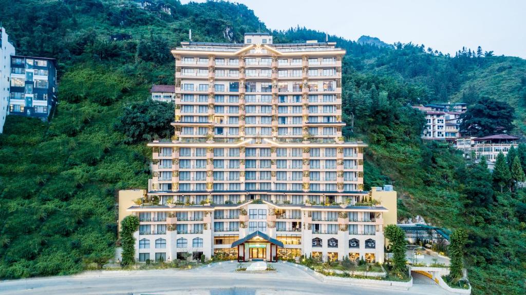 KK Sapa Hotel sở hữu vị trí trung tâm dẫn xuống thung lũng Mường Hoa