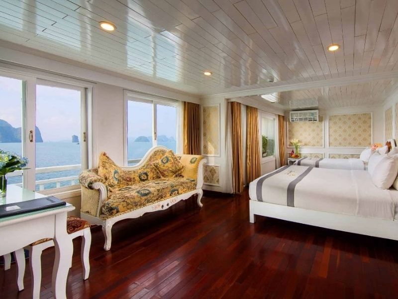 Phòng Royal Suite tầng 3 cao cấp, ban công rộng với tầm nhìn toàn cảnh vịnh Hạ Long