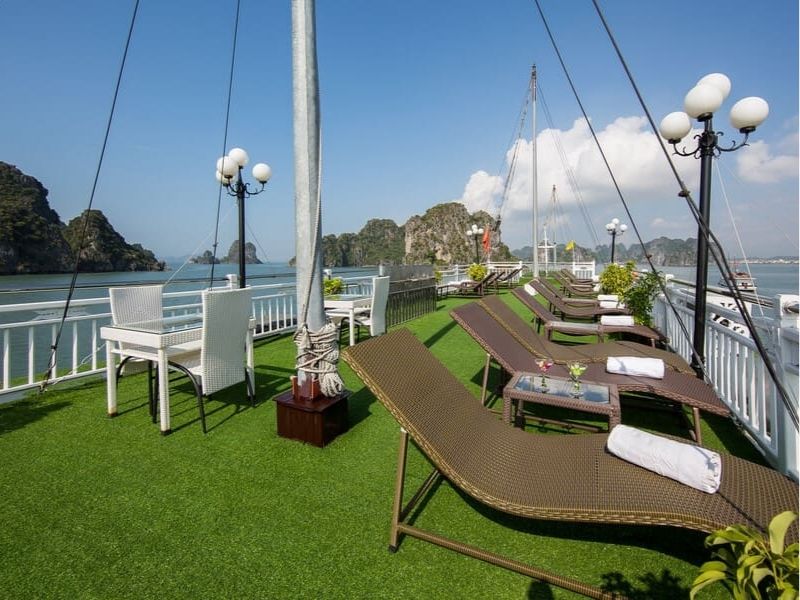 Sundeck ngay trên du thuyền Athena Signature Royal