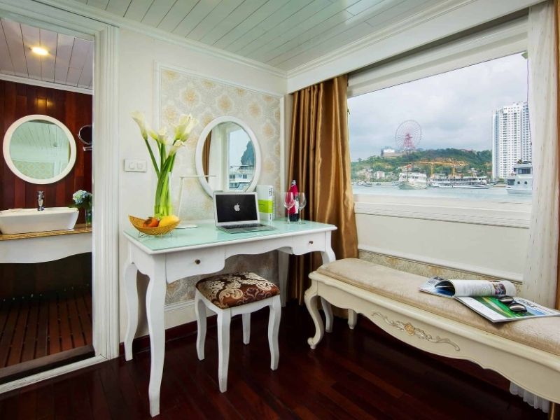 Phòng với cửa sổ lớn ngắm nhìn toàn bộ vịnh