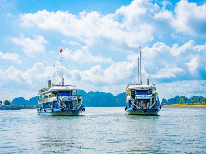 Du thuyền Queen Cruises sang trọng giữa vịnh Hạ Long