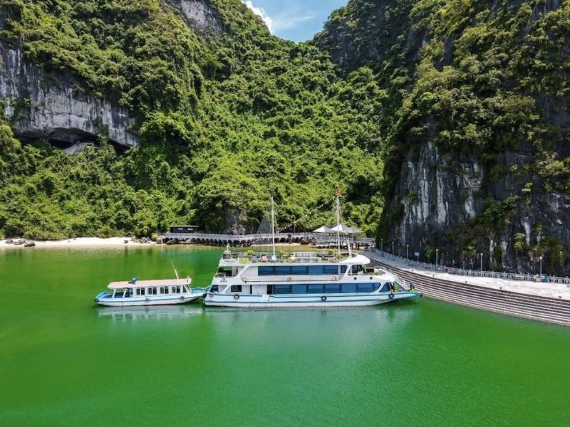 Du thuyền Queen Cruises với góc nhìn từ xa