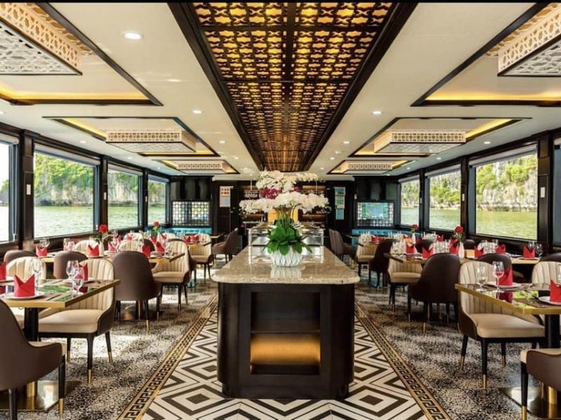 Không gian ăn uống chuẩn 5 sao phong cách Á Âu ngay trên Queen Cruises