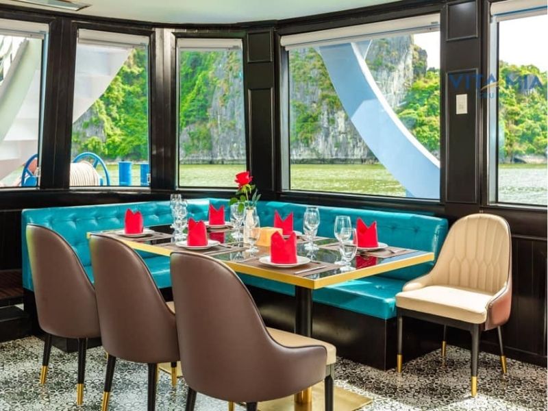 Bữa ăn sang trọng cùng với view vịnh Hạ Long hùng vĩ