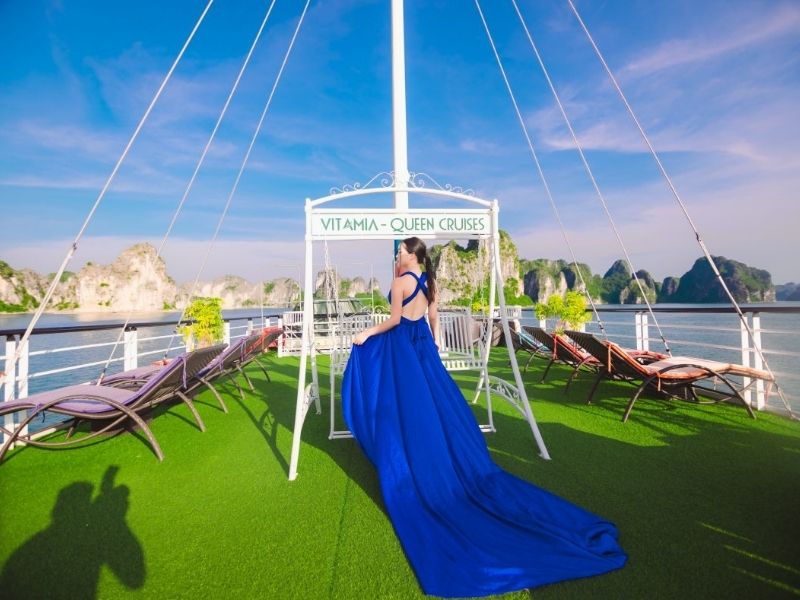 Sundeck du thuyền Queen Cruises rộng rãi để du khách thư giãn, ngắm cảnh hoặc chụp ảnh giữa khung cảnh Vịnh Hạ Long