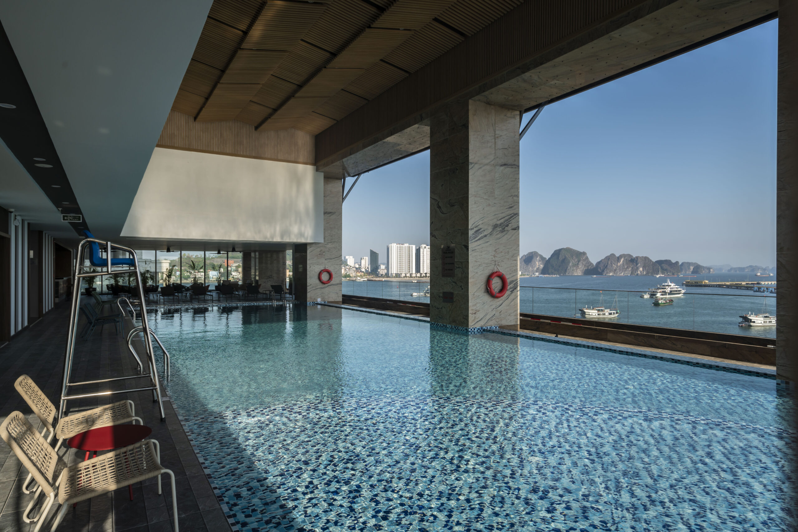 Hồ bơi khách sạn Wyndham Garden Legend Hạ Long