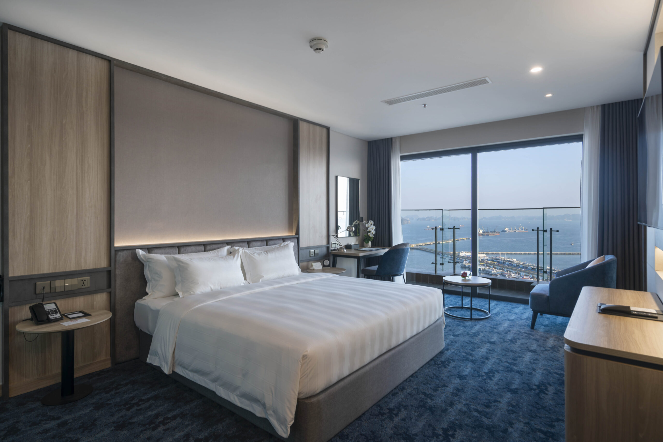 Phòng Deluxe Ocean Không gian khách sạn Wyndham Garden Legend Hạ Long