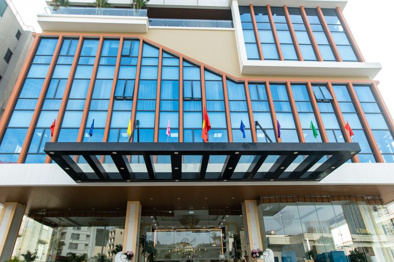 Bên ngoài khách sạn Peace Hạ Long