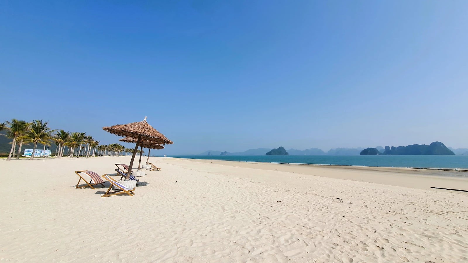 Bãi Dài với đường bờ biển dài, cát trắng mịn và làn nước trong xanh