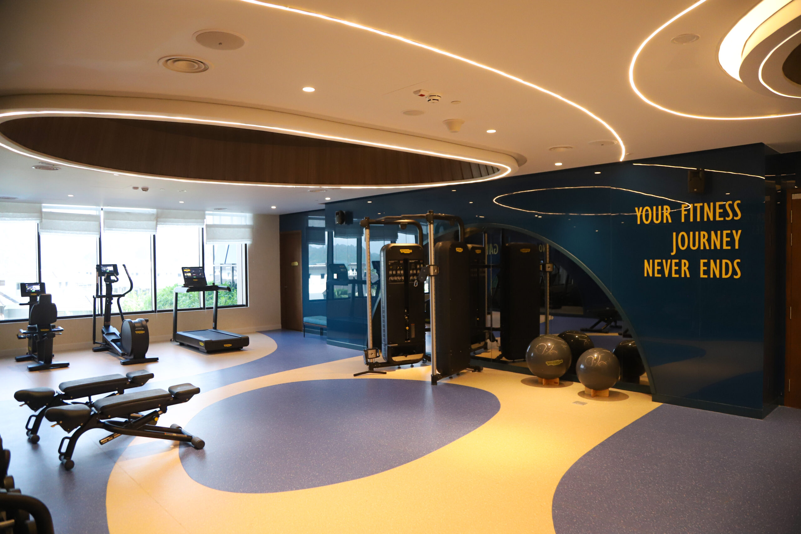 Phòng gym trang bị đầy đủ các thiết bị luyện tập
