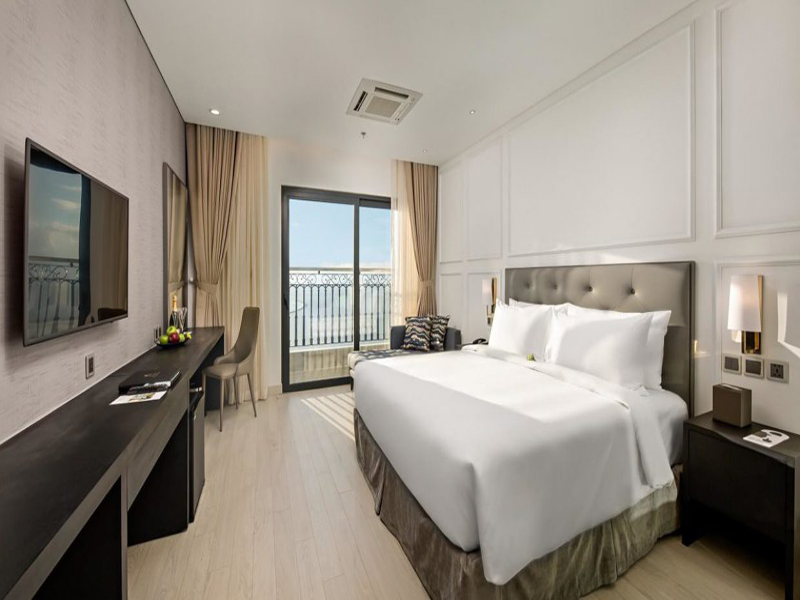 Wyndham Danang Golden Bay Hotel