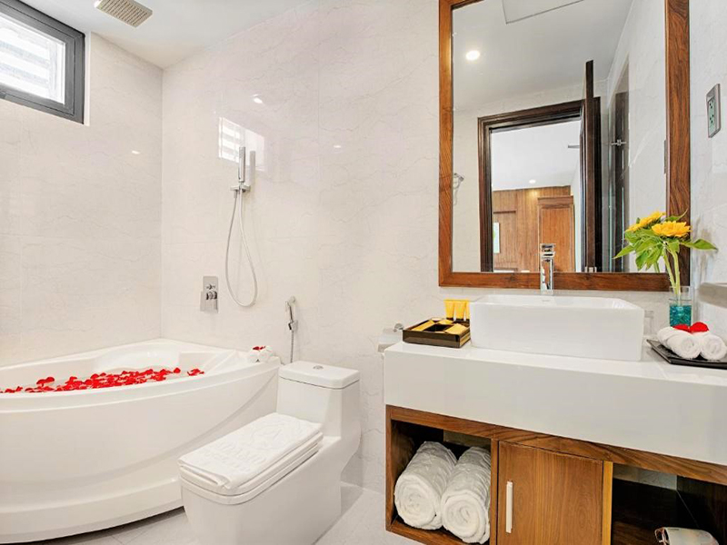 Yarra Ocean Suites Danang