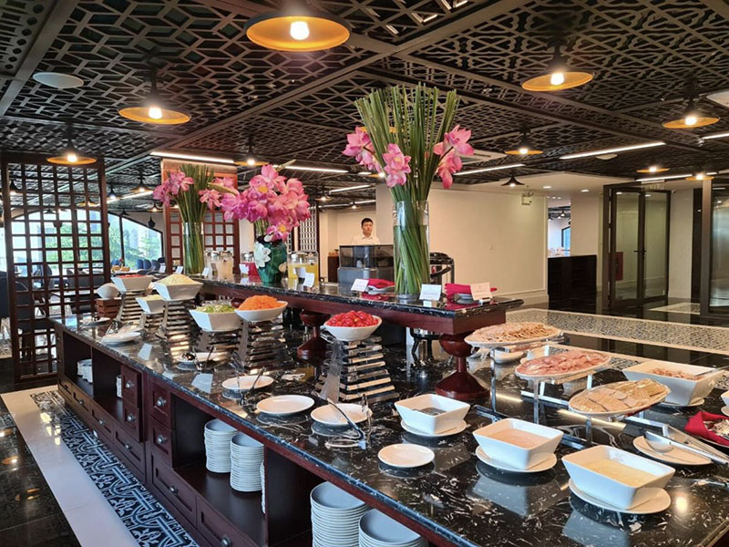Nhà hàng với buffet quốc tế hoành tráng