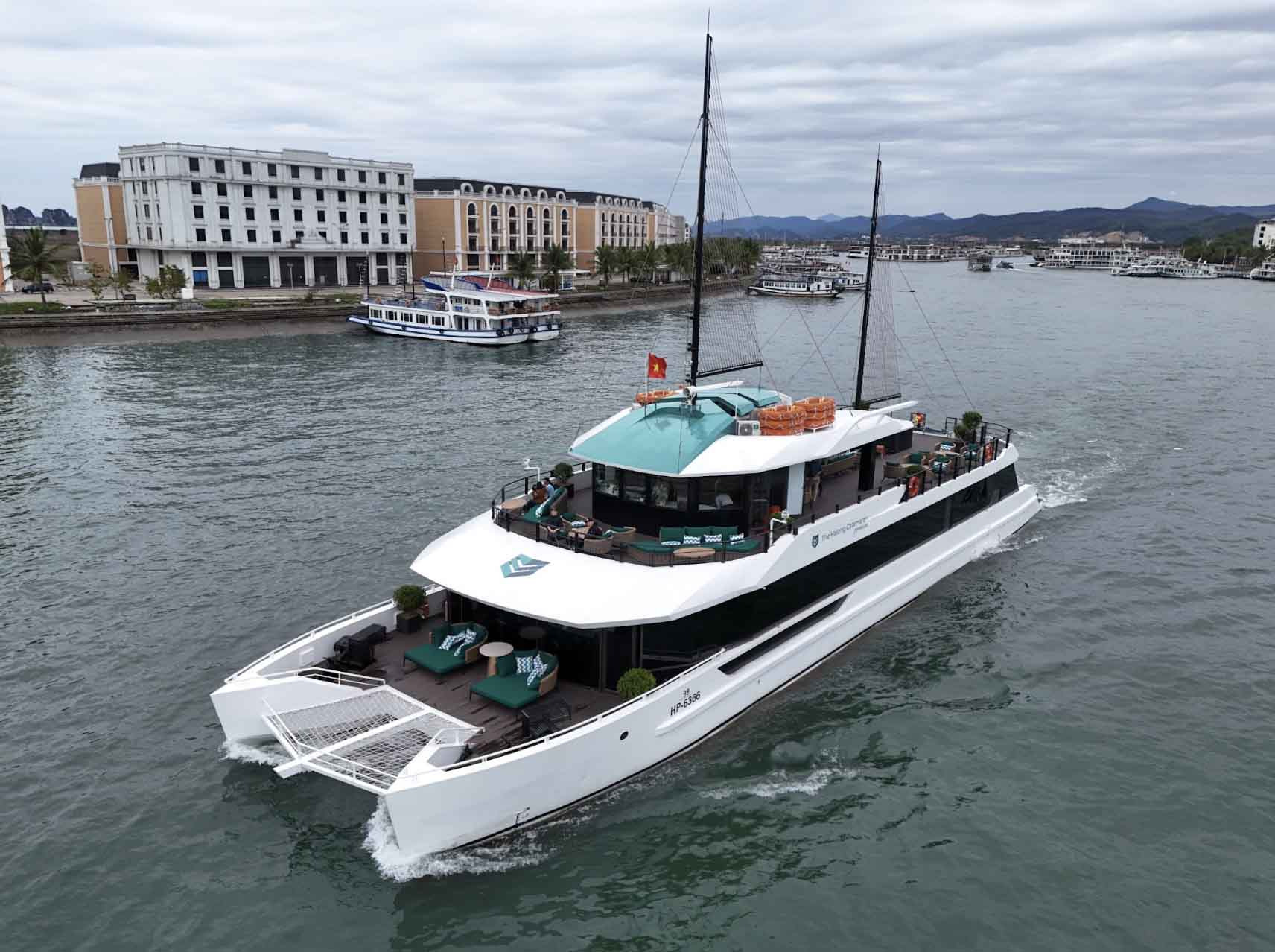 Du thuyền Catamaran mang thiết kế 2 thân độc đáo giúp rẻ sóng êm ái