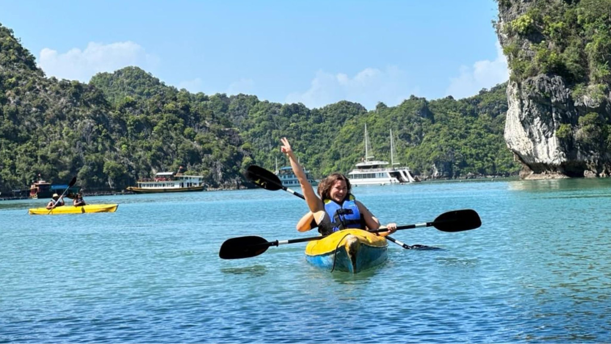 Trải nghiệm trèo thuyền kayak giữa các vách đá