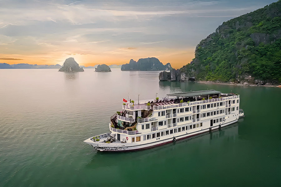 Hình ảnh tuyệt đẹp của du thuyền Crown Legend từ trên cao