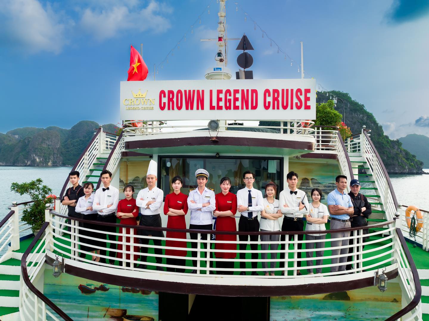 Đội ngũ thủy thủ đoàn của du thuyền Crown Legend